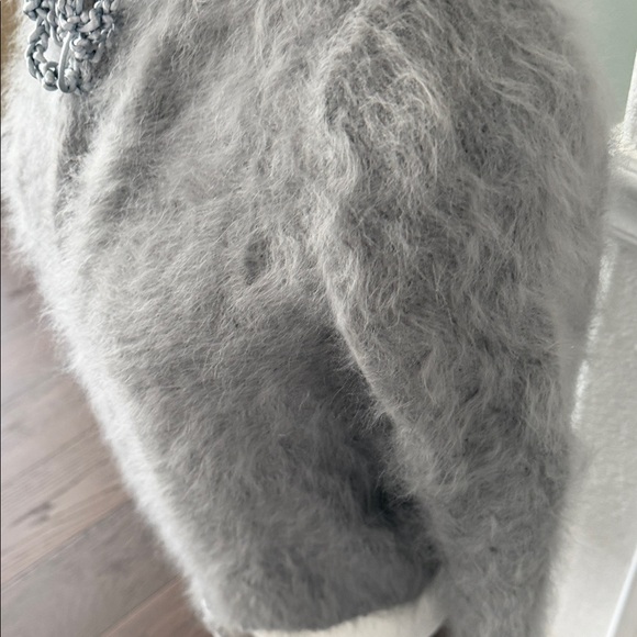 Soft Fuzzy Gray 💯 angora Cardigan, hand knitted - Picture 9 of 16